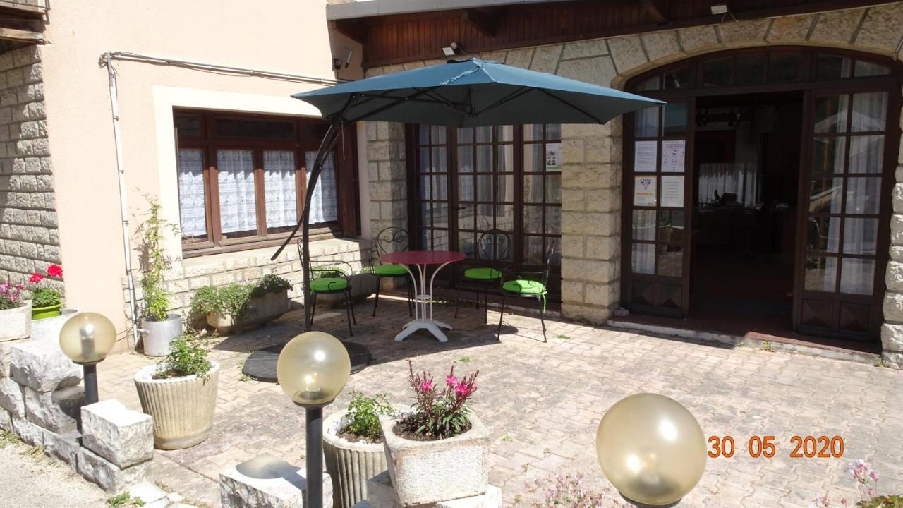 Au Pont De La Gineze Bed & Breakfast Barjac  Ngoại thất bức ảnh